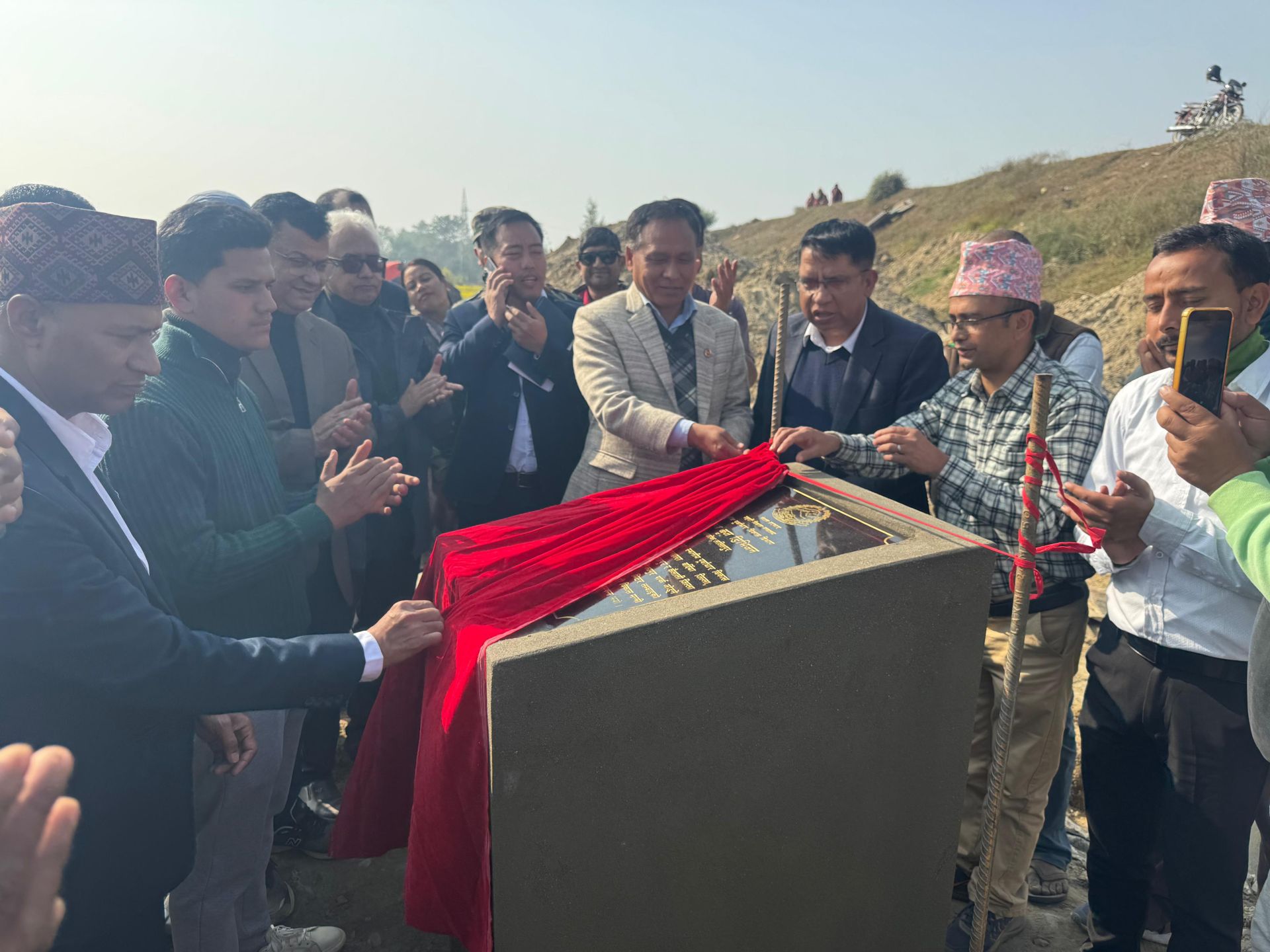 बर्दिया-कैलाली जोड्ने ४८२ मिटर लामो झोलुङ्गे पुल बन्ने, डुङ्गाको जोखिमपूर्ण यात्रा अन्त्य हुँदै